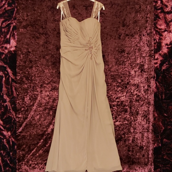 💞💞 Beautiful Formal Gown 💞💞 - Picture 2 of 7